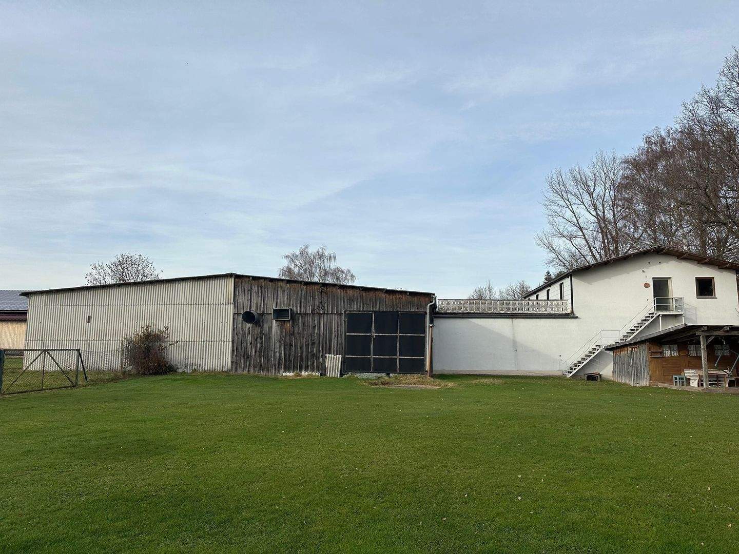 Industriefläche mit großen Hallen in Spöck